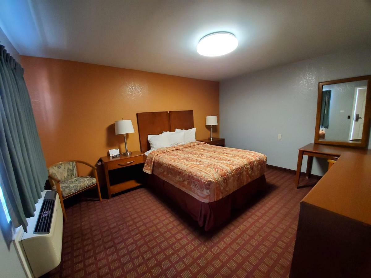 Economy Motel Pratt